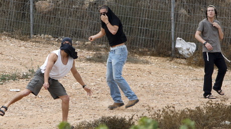 Des colons juifs jettent des pierres sur des maisons palestiniennes à Hebron