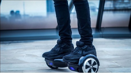 Un prêtre philippin suspendu pour avoir roulé en Hoverboard pendant la messe de Noël (VIDEO)