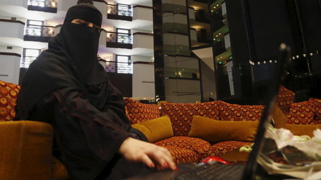 Une femme saoudienne dans un centre commercial.