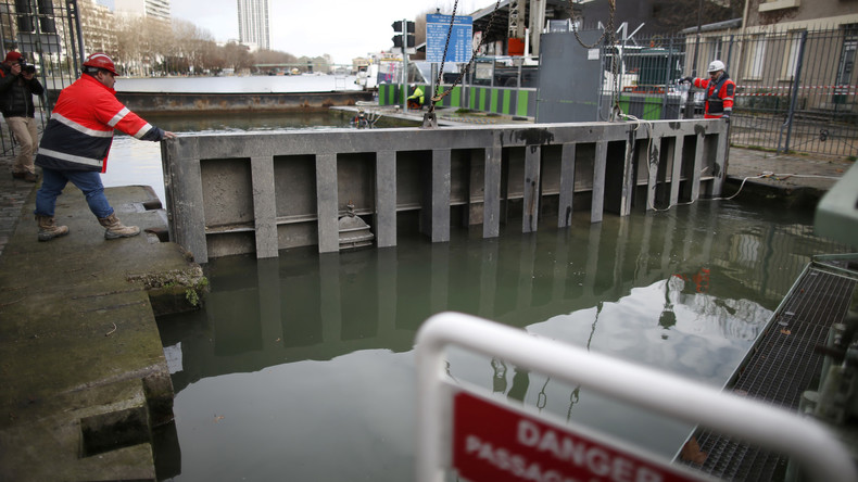 La grande toilette du canal Saint-Martin amuse les twittos (VIDEO)