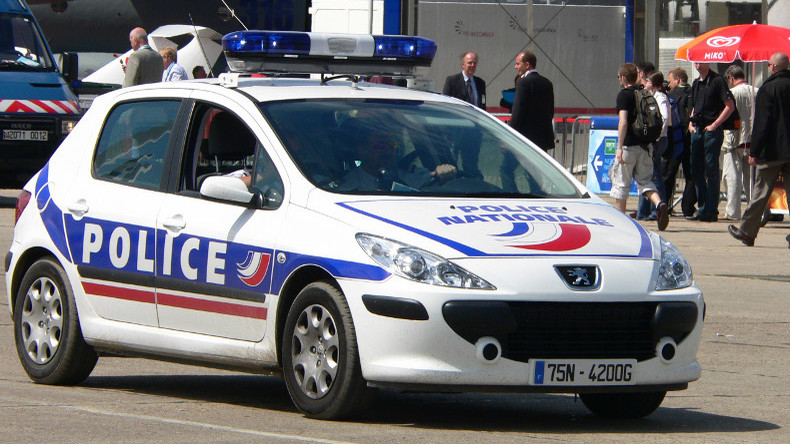 La Rochelle : un adolescent agresse son professeur au couteau vêtu d'une djellaba