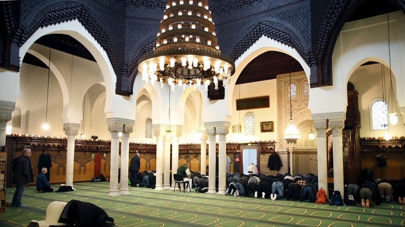 François Hollande battu en brèche après sa visite surprise à la Grande mosquée de Paris