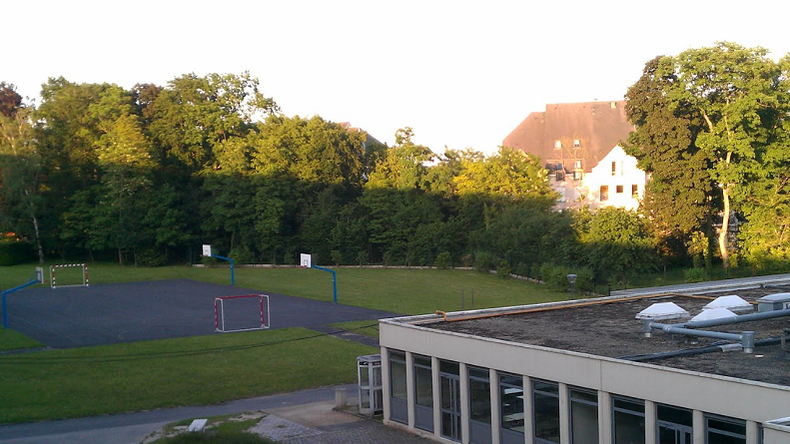 Évacuation d'un lycée à Compiègne dans le nord de la France