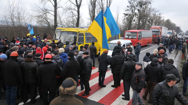 Des centaines de mineurs ukrainiens ont bloqué une autoroute pour reclamer leur salaire (PHOTOS)