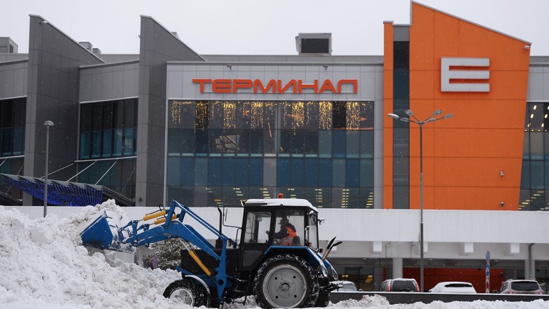 Une déneigeuse percute un avion dans un aéroport de Moscou (VIDEO)