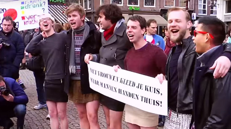 Des hommes en mini-jupe manifestent contre le harcèlement sexuel à Amsterdam