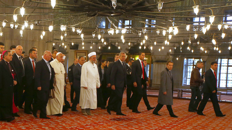 Le Pape François invité dans la grande mosquée de Rome après avoir visité une synagogue