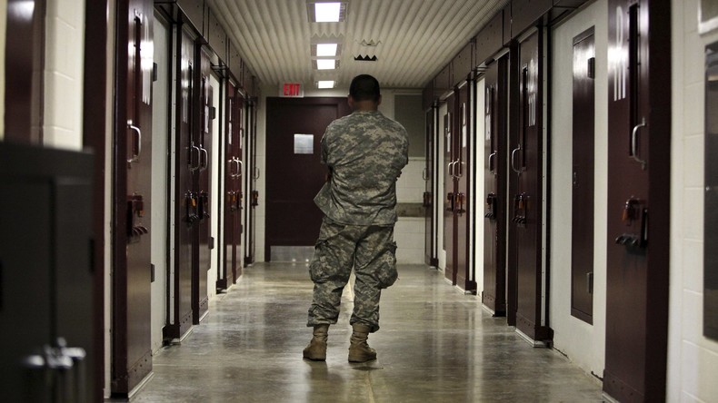 «Ils causaient des problèmes»: un ancien garde de Guantanamo accuse la CIA de falsifier des suicides