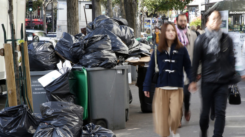 En colère, il déverse plus de 300 kilos de déchets devant la mairie de sa commune