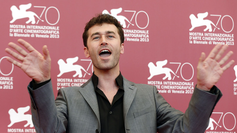 Malgré des accusations de viol, l'acteur porno James Deen reçoit deux distinctions de la profession