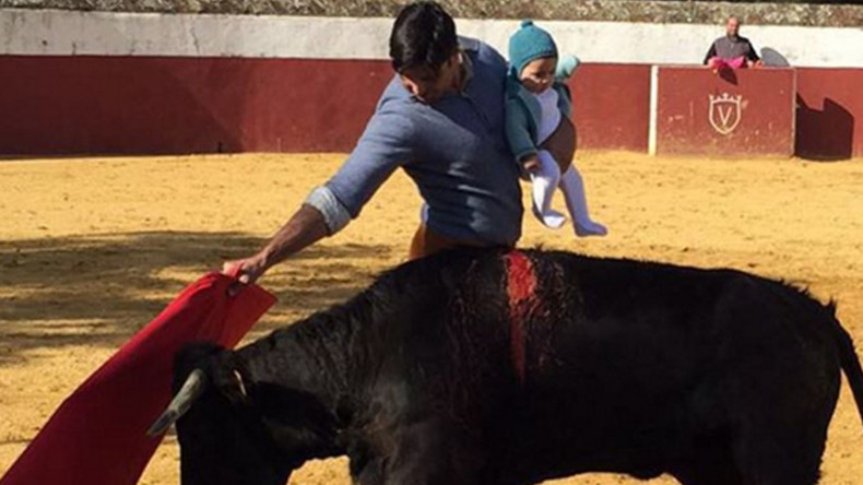 Un matador espagnol choque en posant avec sa fille au milieu de l'arène