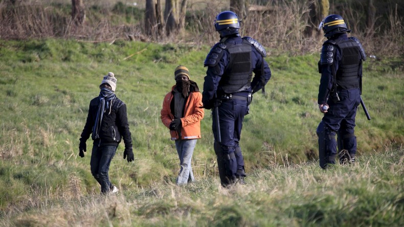 Calais : un CRS blessé lors de heurts avec des migrants 