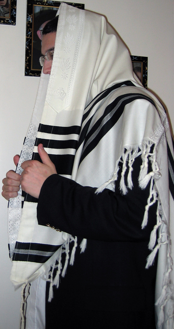 H&M s'excuse après avoir mis en vente une écharpe ressemblant à un châle rituel juif