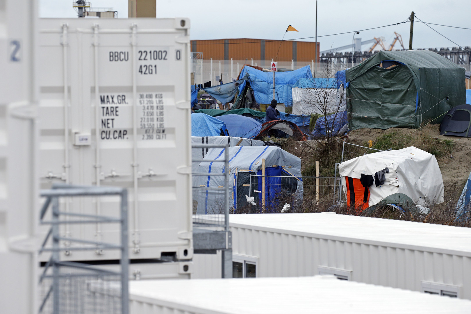 Des résidents de Calais s'opposent aux bulldozers et à l'ultimatum des forces de l'ordre