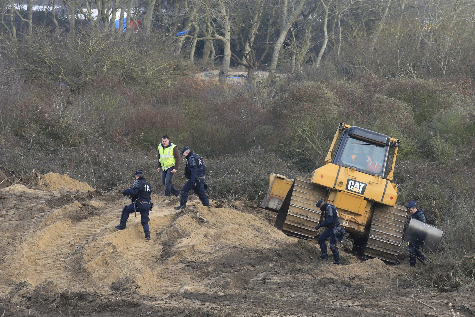 Les bulldozers ont commencé à défricher le camp de migrants de Calais (VIDEO)