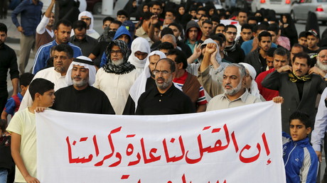 Des manifestants brandissent une bannière où est écrit «la mort est normal pour eux et notre dignité qui nous vient de Dieu est le martyre» au cours d'un rassemblement d'opposition à la mort de Nimr Baqer al-Nimr dans le village de Sanabis à l'ouest de Manama au Bahreïn samedi dernier.