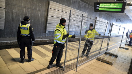 Les policiers suédois ont mis en place le dispositif qui est entré en vigueur à minuit.