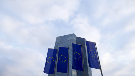 Drapeaux européens devant la Banque centrale européenne (BCE) de Frankfort