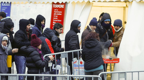 Les migrants font la queue devant un centre d'aides à Berlin