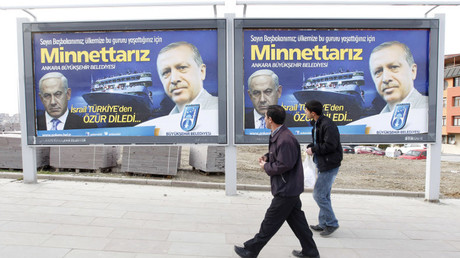 Une affiche montrant Recep Tayyip Erdogan et Benyamin Netanyahou.