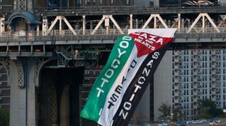 Un drapeau palestinien du mouvement BDS flotte sur un pont aux Etats-Unis 