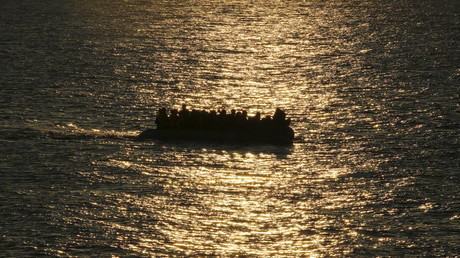 Un bateau de migrants arrive à destination des côtés grecques de l'île de Lesbos