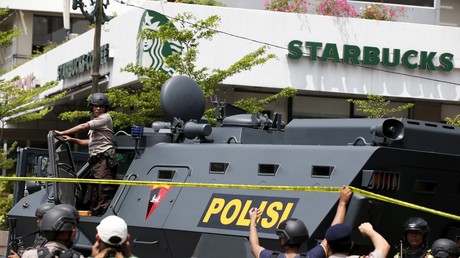Les policiers sur le lieu de l'attaque près d'un cafe Starbucks