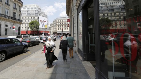 Une musulmane dans les rues de Paris 