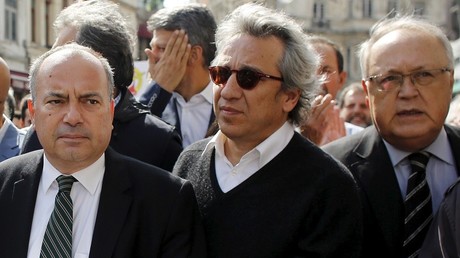 Le journaliste turc Can Dündar (au milieu).