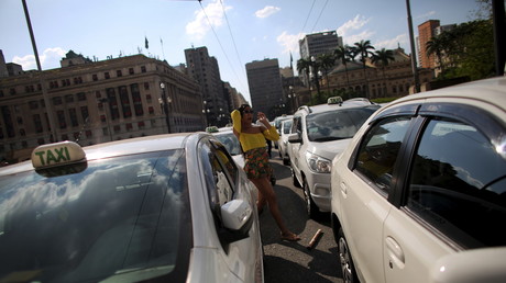 A Sao Paulo, les chauffeurs de taxi n'ont plus le droit de porter des shorts et de parler foot