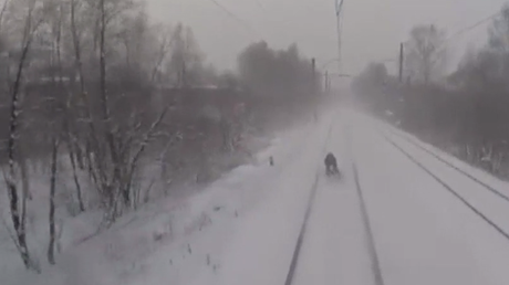 Lassé d’être tiré par un moto-neige, ce casse-cou russe préfère le train