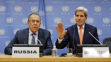 Sergueï Lavrov et John Kerry lors d'une rencontre le 19 décembre 2015.