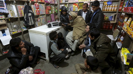 Les Afghans écoutent une émission diffusée par Daesh