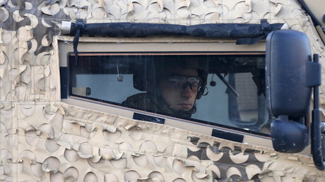 Un soldat britannique conduit un véhicule blindé en Irak 