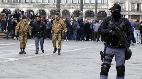 Un policier patrouille sur la place Saint-Marc à Venise