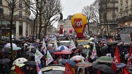 A Paris, les gens s'étaient rassemblés par milliers