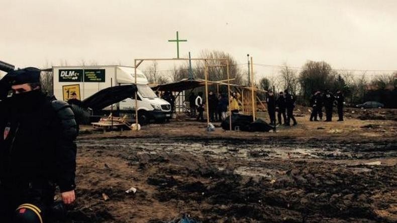 Malgré les promesses, un bulldozer détruit des édifices religieux dans la Jungle de Calais