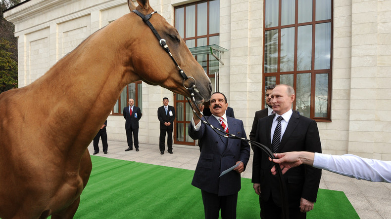 Cheval contre épée : les dirigeants russe et bahreïni se sont échangés des cadeaux