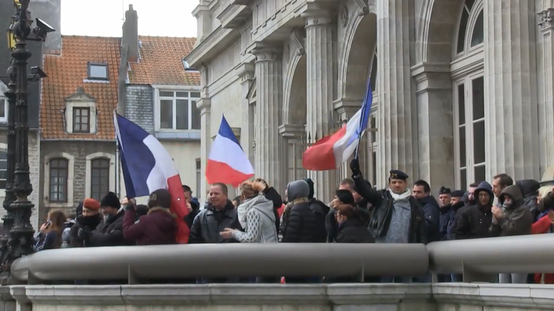 Les socialistes déshonorent la France en arrêtant un général patriote