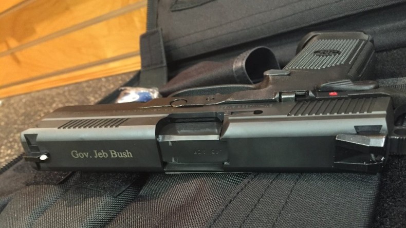 Jeb Bush raillé sur Twitter pour avoir posté une photo d'un pistolet gravé à son nom