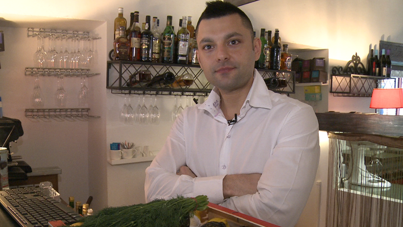 «Chiens autorisés, banquiers interdits» : le restaurateur en colère explique sa démarche à RT