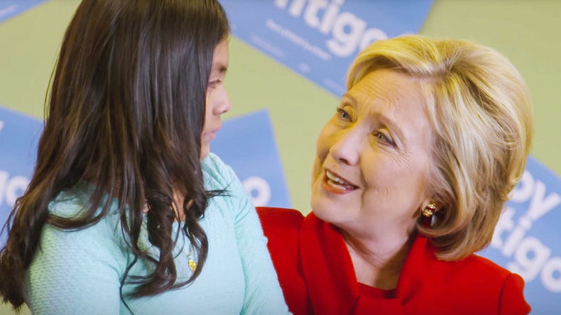 Hillary Clinton fait un câlin à une petite fille qui a peur que ses parents soient expulsés