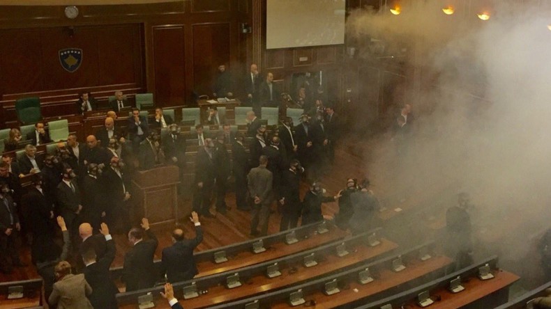 Kosovo : la séance parlementaire de nouveau interrompue par des grenades lacrymogènes (VIDEO)