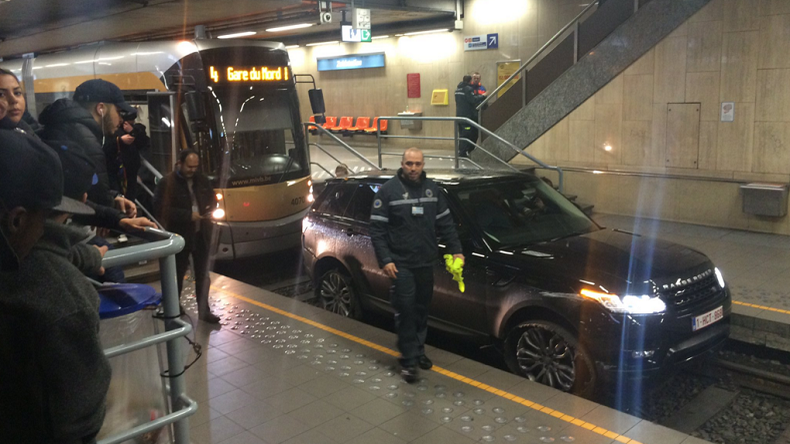 Belgique : un 4X4 sur les rails du métro bruxellois (PHOTOS)