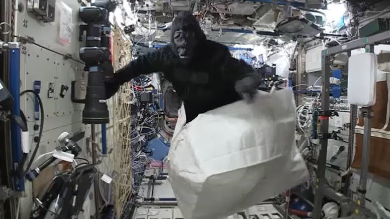 La planète des singes : déguisé en gorille, un astronaute de la NASA fait une frayeur à son collègue