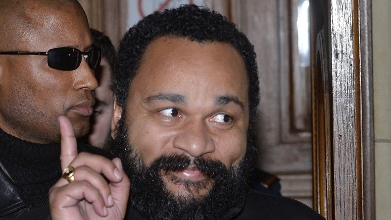 Trois mois de prison avec sursis et 30 000 euros d’amende requis contre Dieudonné