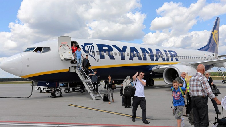 Un enterrement de vie de garçon festif dégénère dans un avion obligé d'atterrir en urgence à Berlin