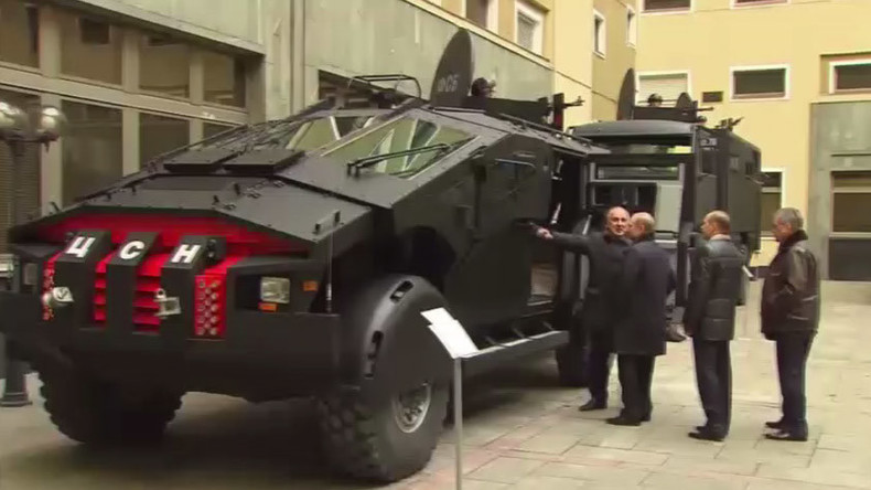 La Batmobile russe : Poutine inspecte le dernier véhicule de combat de technologie de pointe (VIDEO)