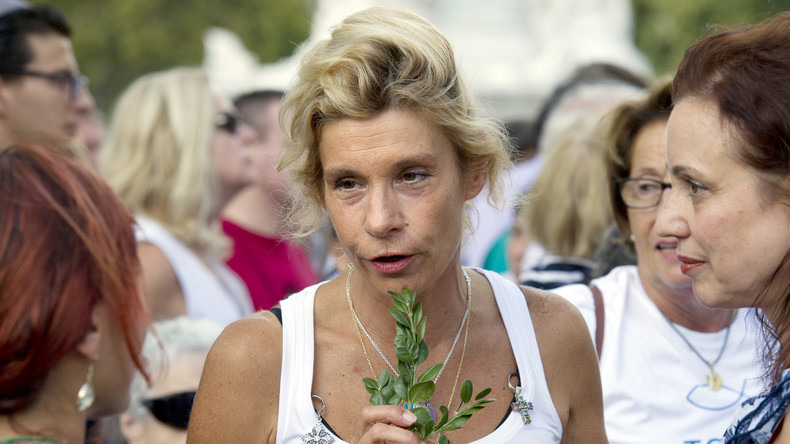 Frigide Barjot bénie par le pape à Rome