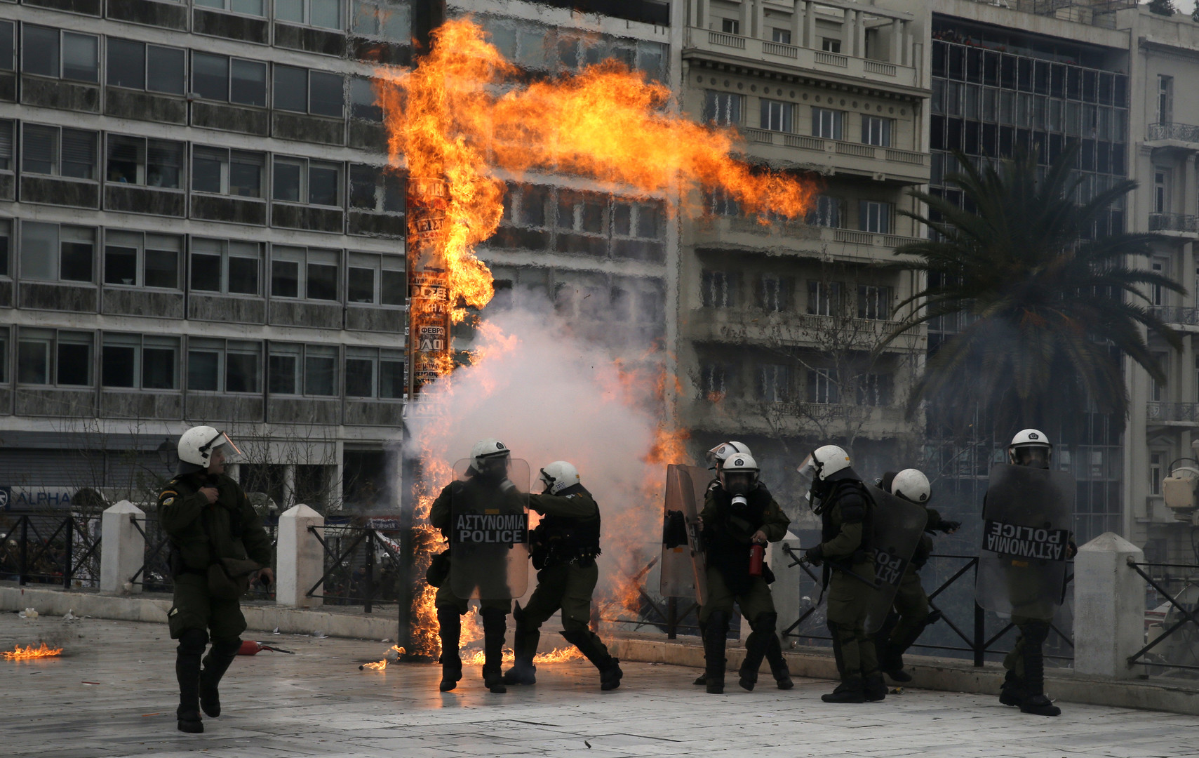 Des gaz lacrymogènes et des cocktails Molotov déployés pendant la grève générale en Grèce (VIDEOS)